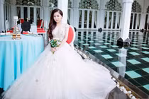 Hương Tràm lộng lẫy với trang phục cô dâu