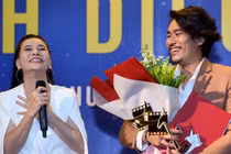 Cát Phượng hạnh phúc khi nhận giải Cánh diều cùng Kiều Minh Tuấn