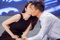 Thủy Tiên - Công Vinh hôn nhau trên sóng trực tiếp