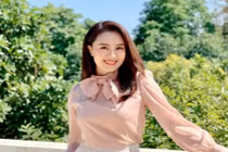 Diễn viên Hồng Diễm mặc kín bưng vẫn đẹp rực rỡ