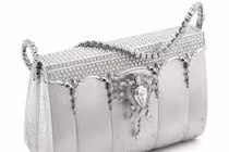 Thiếu gia chạy siêu xe Ferrari ngả mũ khi thấy chiếc túi này của quý bà 