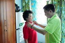 Cuộc sống ở trọ của bố con Hoàng Anh tóc xù