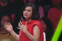 Cát Phượng bật khóc, tiết lộ chuyện “cha đánh mẹ như chó” gây sốc