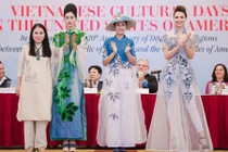 NTK Minh Hạnh, Lan Hương mang áo dài đến Mỹ