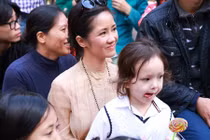 Hồng Nhung đưa hai con đi nghe hòa nhạc đường phố