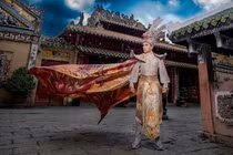 Cận cảnh trang phục dân tộc nặng 25 kg của Á quân Quốc Trí