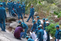 Khô hạn gây sụp đất kinh hoàng ở Cà Mau