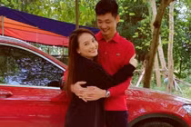 Bảo Thanh khoe bụng bầu lùm lùm, tình tứ bên chồng