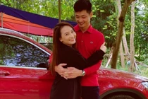 Bảo Thanh khoe bụng bầu lùm lùm, tình tứ bên chồng