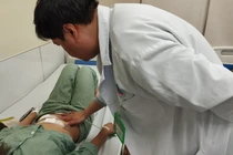 Cô gái thủng ruột non vì nuốt phải ghim hồ sơ dài 2 cm