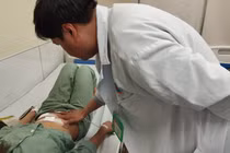 Cô gái thủng ruột non vì nuốt phải ghim hồ sơ dài 2 cm