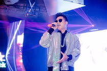 Châu Khải Phong bị khán giả ném đinh khi diễn ở Đà Nẵng