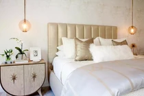 Dùng đèn trang trí phòng ngủ thế này vừa tiện dụng, vừa sang chảnh!