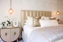 Dùng đèn trang trí phòng ngủ thế này vừa tiện dụng, vừa sang chảnh!