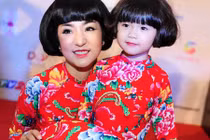 Mẹ con danh hài Thúy Nga lăng xê mốt “chăn con công“