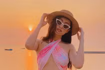 Lương Thùy Linh bị dọa đánh vì quấn khăn làm áo lộ chân ngực 