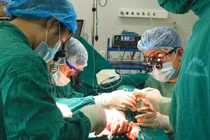 Phẫu thuật chuyển ngón chân lên tái tạo ngón tay cái bị cụt 