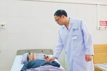 Tiểu máu 1 năm chủ quan không khám, phát hiện bệnh thì quá muộn