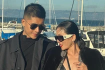 Lệ Quyên và bạn trai kém 11 tuổi "quấn như sam" ở nước ngoài