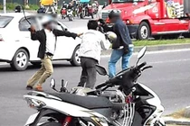 Bị đánh đau vì vượt đèn đỏ và mắng nhầm giang hồ