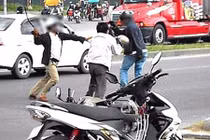 Bị đánh đau vì vượt đèn đỏ và mắng nhầm giang hồ