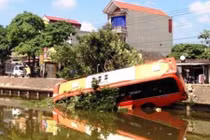 Xe khách lao xuống sông, hành khách hoảng loạn phá cửa kính