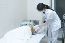 Cụ bà tự điều trị zona thần kinh, bị biến chứng nguy hiểm