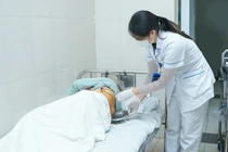 Cụ bà tự điều trị zona thần kinh, bị biến chứng nguy hiểm