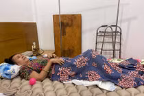 Nghệ sĩ Hoàng Lan hoại tử cột sống, một bên mắt không nhìn thấy