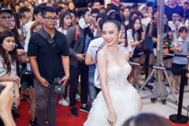 Vừa bị sốt, Angela Phương Trinh đã nuột nà đi ra mắt phim