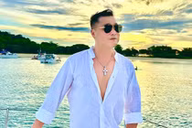 Lý Hùng điển trai, phong độ ở tuổi 54