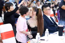 Bị chỉ trích hôn môi bé trai 8 tuổi, Ngọc Trinh phản ứng gì?