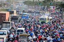Người dân TP HCM ùn ùn về quê, giao thông kẹt cứng