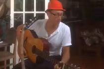 Rocker Nguyễn gầy gò ngồi hát tại quán cà phê ở Côn Đảo