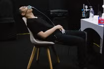 Ảnh Sơn Tùng M-TP dùng bình thở oxy vì kiệt sức khiến fan xót