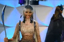 Hoàng Thùy trình diễn trang phục "Cafe phin sữa đá" tại Miss Universe 2019