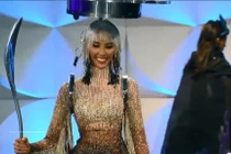 Hoàng Thùy trình diễn trang phục "Cafe phin sữa đá" tại Miss Universe 2019
