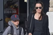 Angelina Jolie mở tiệc ăn mừng vụ ly hôn với Brad Pitt