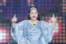 Nhan sắc của nữ ca sĩ từng được bầu show đặt cọc bằng vàng để mời hát