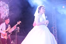 Cô dâu Nhật Thủy hát tặng chồng hơn 14 tuổi trong ngày cưới