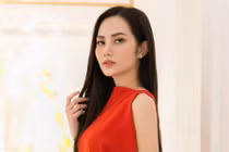 Diệu Linh tất bật chuẩn bị trang phục thi Miss Tourism Queen International