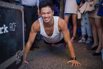 Quán quân Trọng Hiếu tập hít đất trước khi lên sân khấu