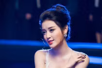 Huyền My được khen xinh như nữ thần trên báo ngoại