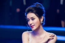 Huyền My được khen xinh như nữ thần trên báo ngoại