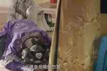 Loạt sạn trong phim Trung Quốc: Chết cười hoàng đế ngồi ghế nhựa! 