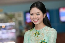 HH Ngọc Anh rạng ngời giữa phố phường Hà Nội
