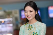 HH Ngọc Anh rạng ngời giữa phố phường Hà Nội