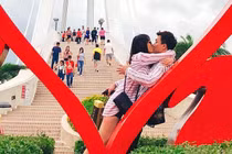 Trấn Thành hôn Hari Won đắm đuối mừng sinh nhật vợ