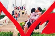 Trấn Thành hôn Hari Won đắm đuối mừng sinh nhật vợ