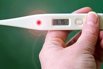 Bé trai đột ngột yếu mềm hai chân sau 2 ngày bị sốt cao